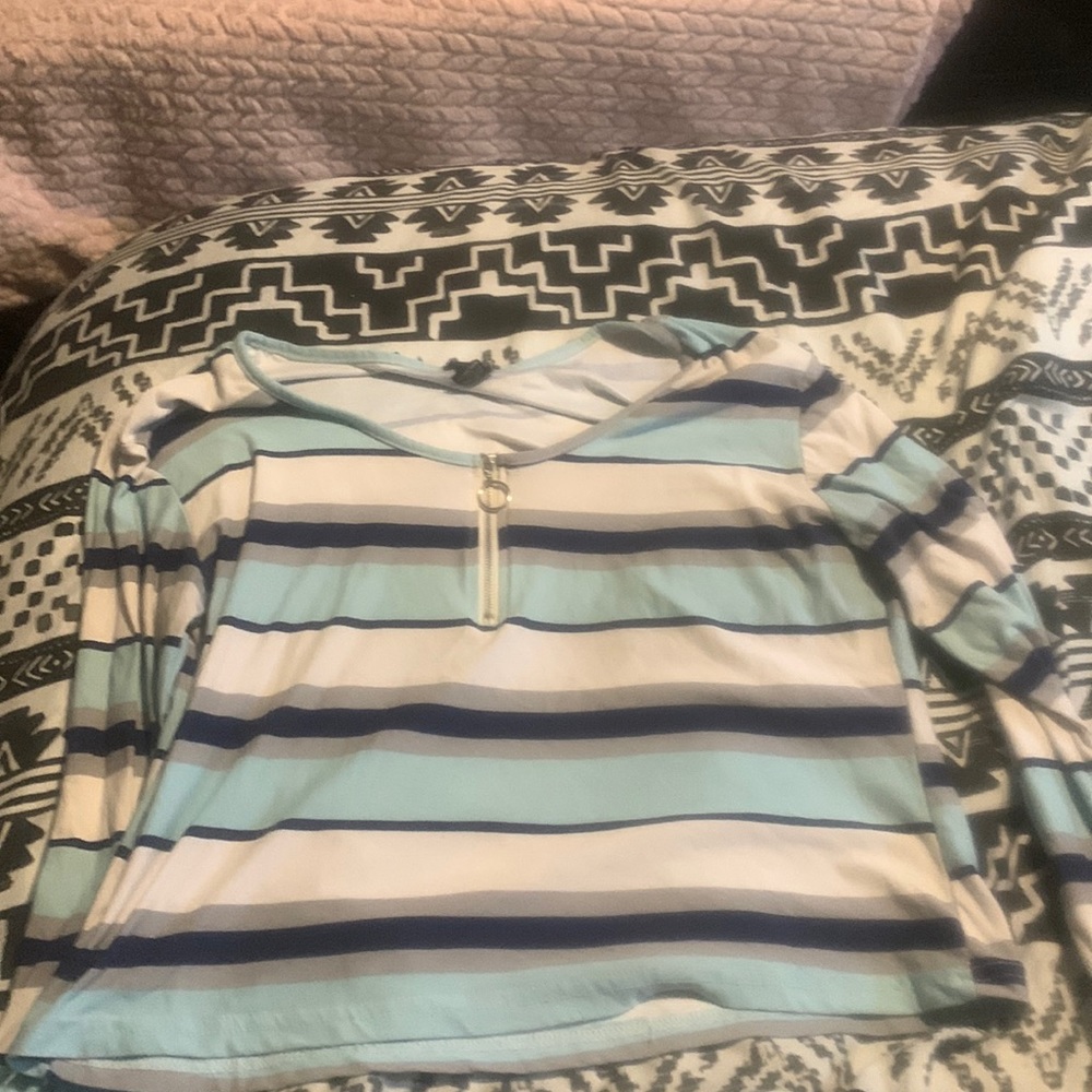 long sleeves white and blue striped zipper in front
